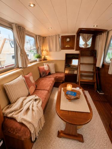 Rouen Boat Rental | Houseboat cosy et Atypique à Rouen Le Zimon