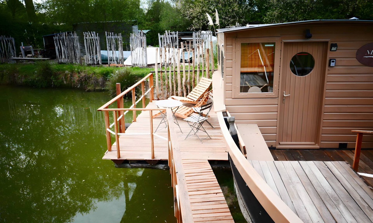 Brissac-Quince Boat Rental | Houseboat Cabin by the Water's Edge