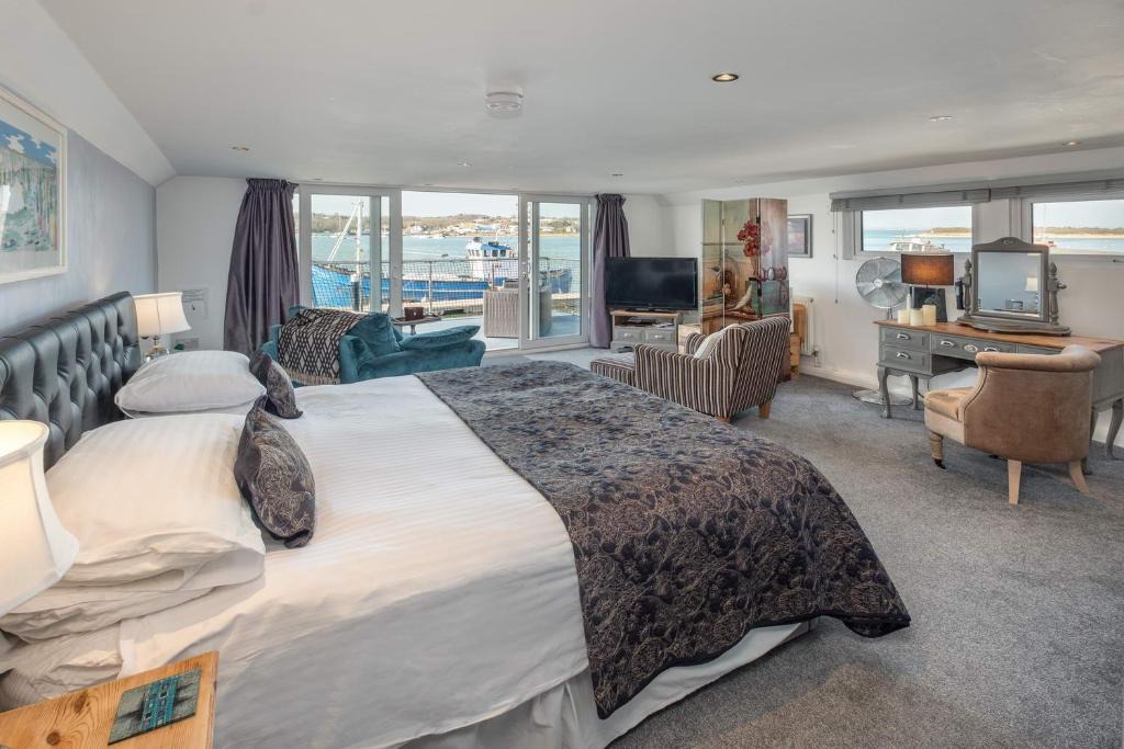 Ryde Bed & Breakfast | Houseboat Harbourside View