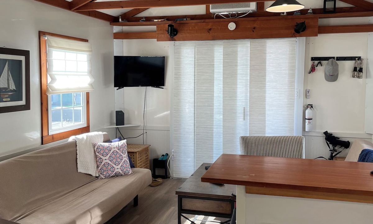 Fox Point Boat Rental | Houseboat in Providence!