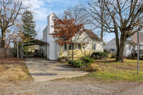 Lincoln Village House | Housepitality - West Side Lodge - 6 BR 2 BA