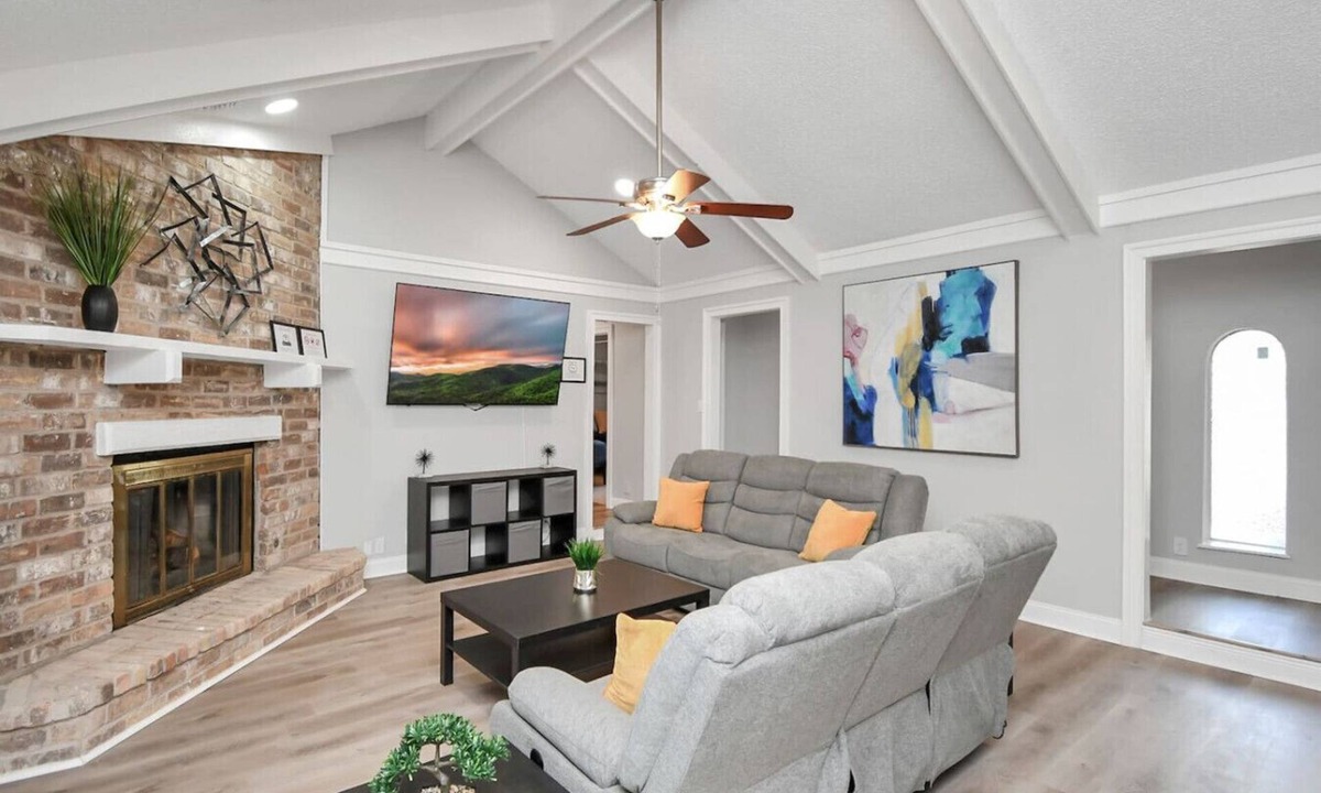 Humble House | Houston 6BR Near IAH w/Pool & BBQ