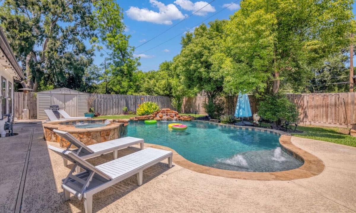 Woodlake - Briar Meadow House | Houston Floral Haven - Heated Pool & Gameroom