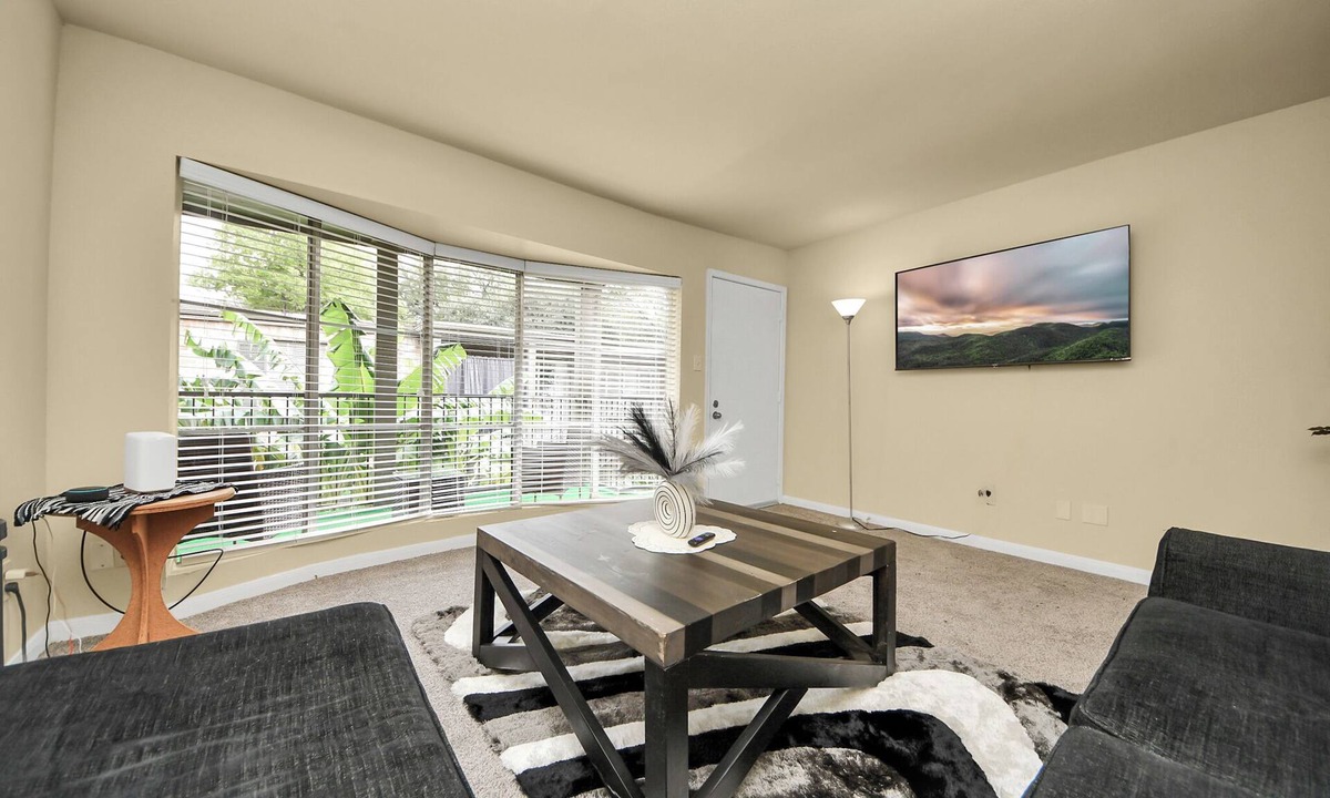 Houston Apartment | Houston Galleria Cozy Simple Suite