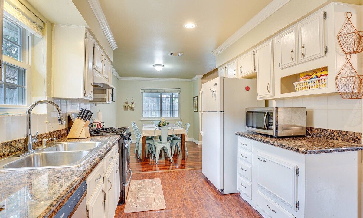 Mission Bend House | Houston Home w/Screened Porch, Near Sugar Land!
