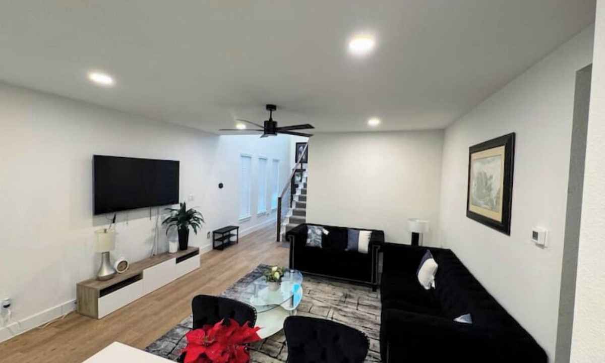 Clodine House | Houston Luxe Retreat 3BR3.5BA Staycation Vacation Home office for Professionals