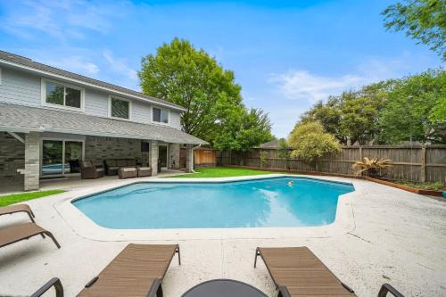 Barker House | Houston Pool Retreat WiFi Yard BBQ Games TVs