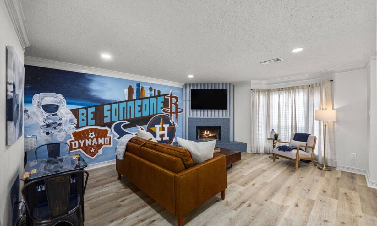 Montrose Villa | Houston-Themed Montrose Townhome with Arcade and Smart TVs