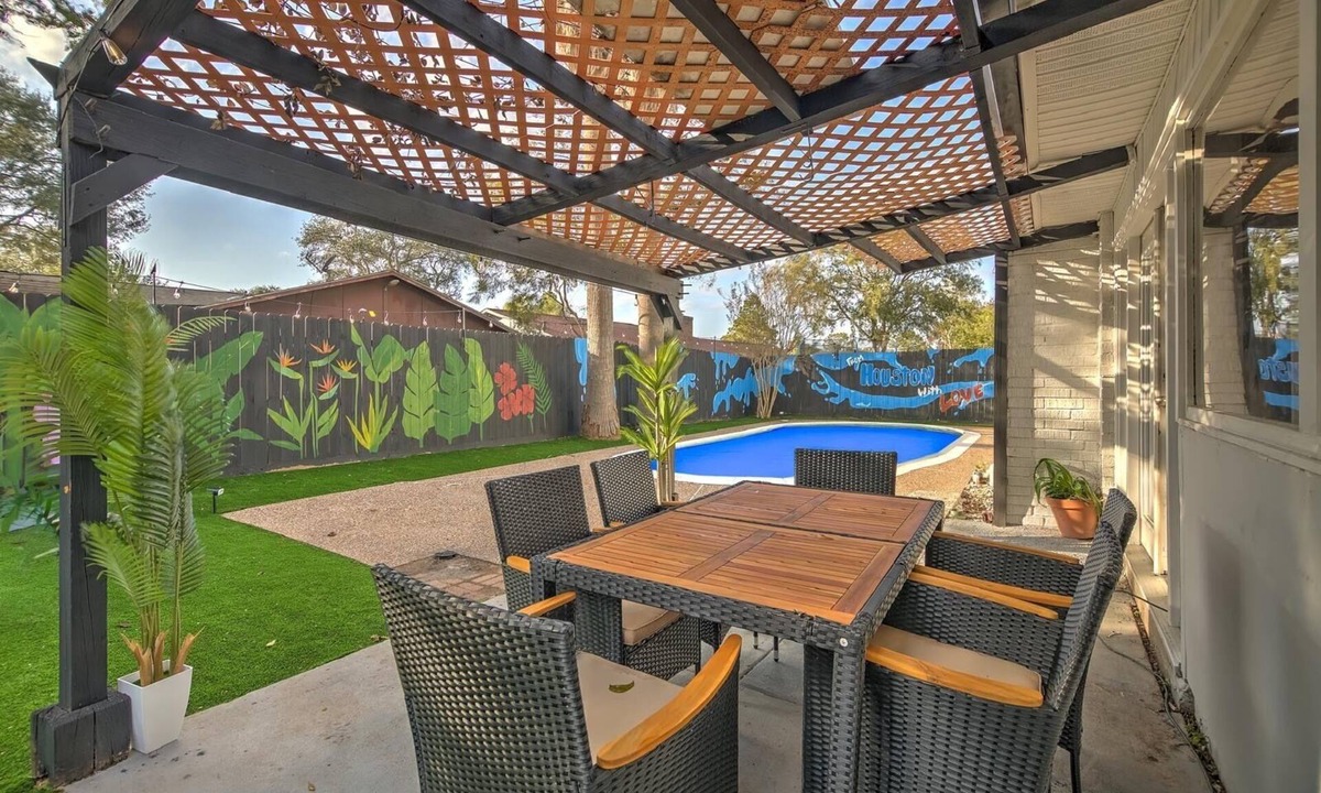 Mission Bend House | Houston white house, private pool, patio and game room the best place in Houston