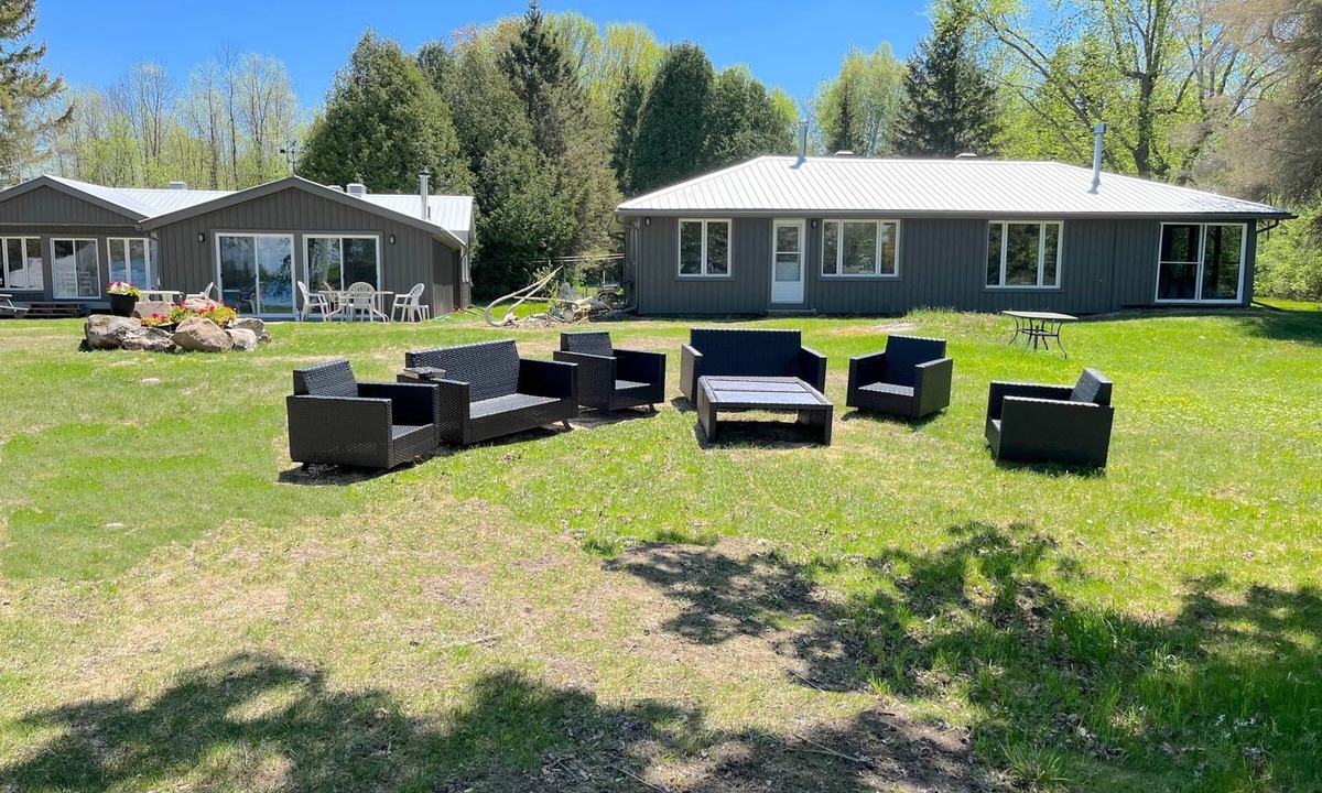 Portland Villa | Hoverland Cottage | Large Waterfront Retreat on the Rideau