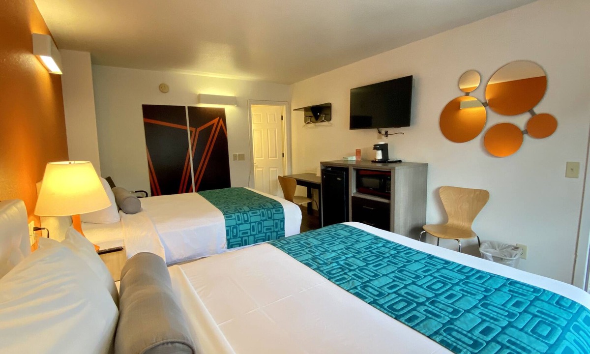 Lake George Hotel | Howard Johnson by Wyndham Lake George