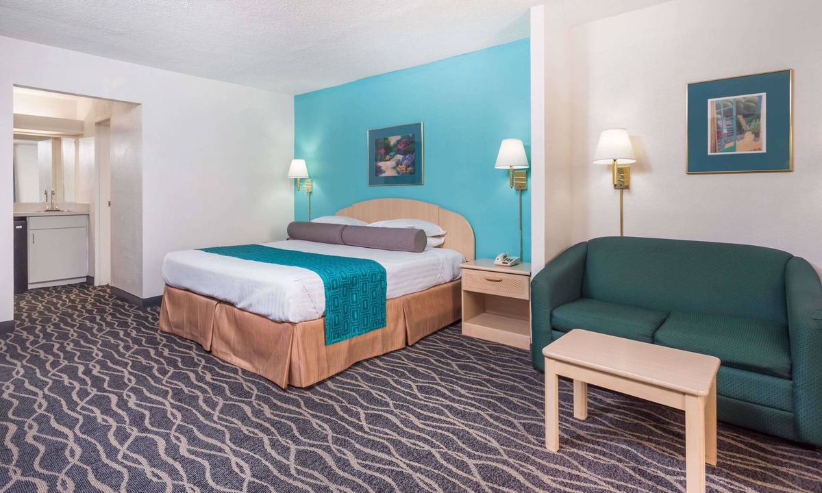 Commerce Hotel | Howard Johnson by Wyndham Commerce GA