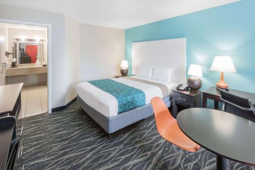 Southeast Houston Hotel | Howard Johnson by Wyndham Houston Hobby Airport