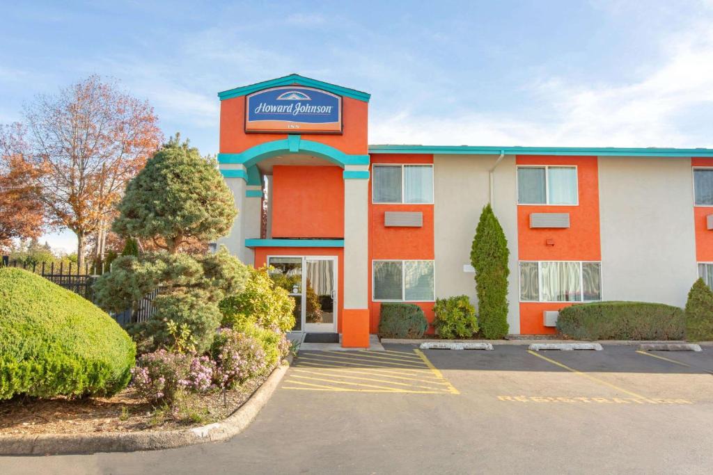 Southeast Salem Hotel | Howard Johnson by Wyndham Salem