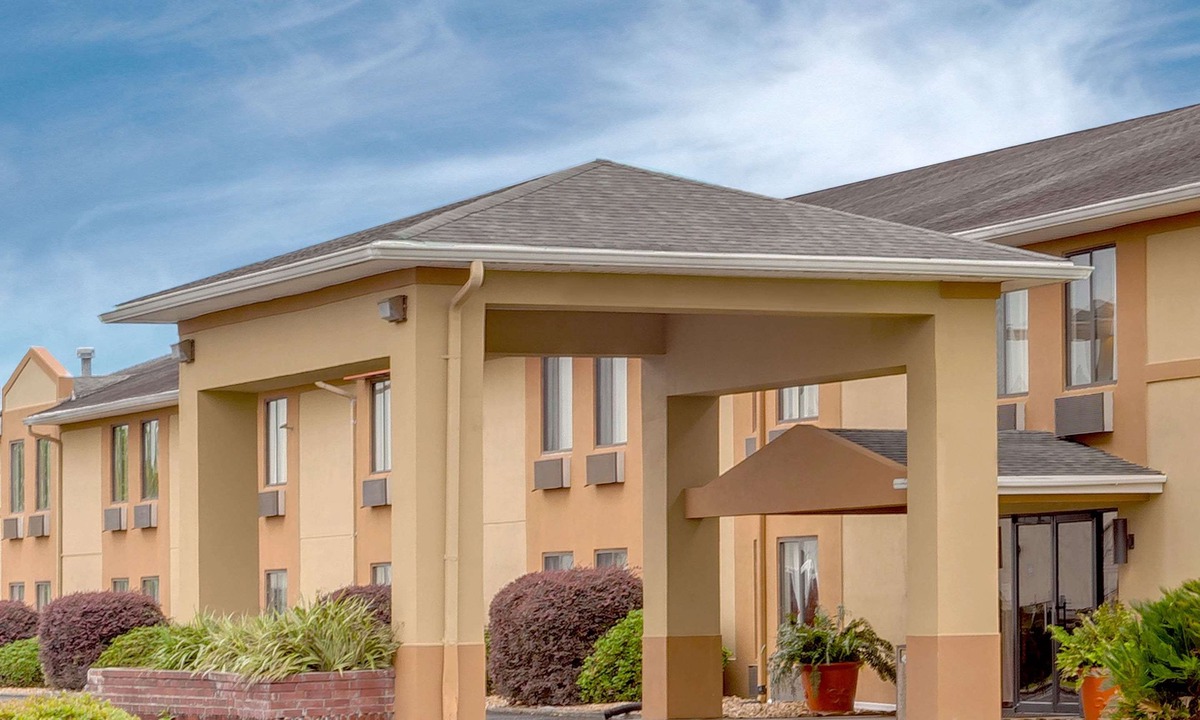 Scott Hotel | Howard Johnson by Wyndham Scott Lafayette