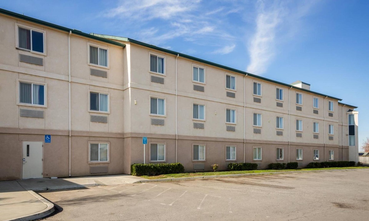 Lemoore Hotel | Howard Johnson by Wyndham Lemoore