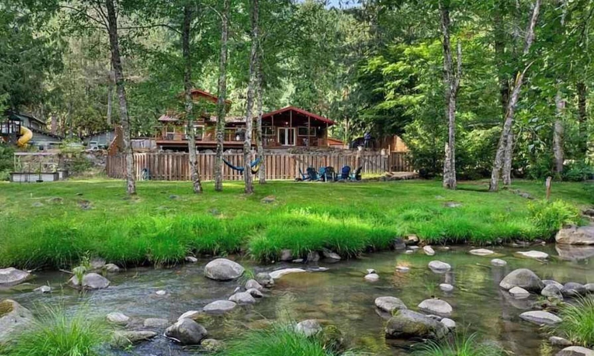 Marmot House | Howard's Hideaway Riverfront Pet Friendly Cabin