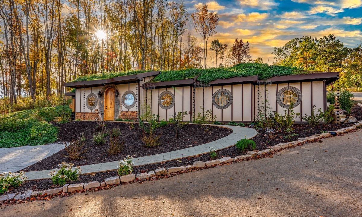 Kodak Cottage | Howards Hollow! Earth Home at The Forgotten Forest!