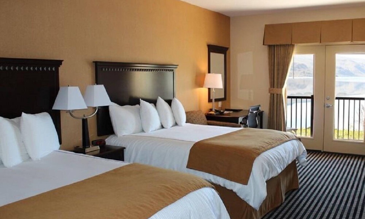 Pateros Hotel | Howards On The River