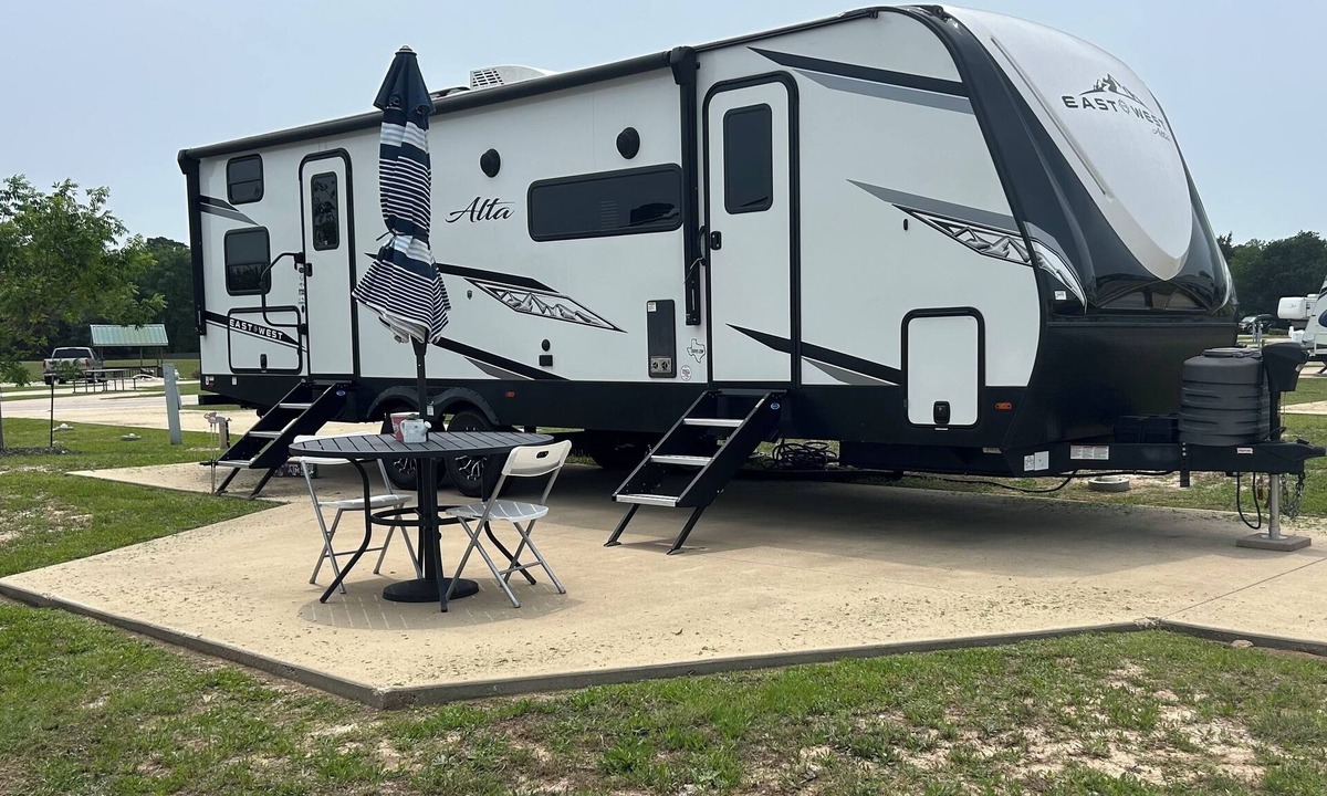 Coulter Sub Mcgee House | Howdy 2024 RV & Resort, 10mi to TX A&M, comfy beds,lots amenities incl,sleeps 4!