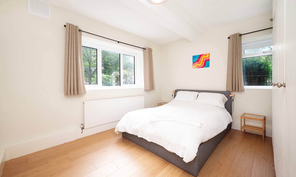 Hoxton West Apartment | Hoxton apartment with Parking Sleeps 6