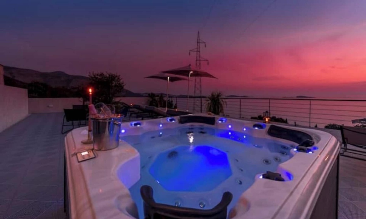 Mlini Villa | Villa Poco Loco-Sea view Apartment with Jacuzzi