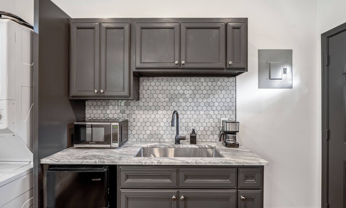 Greater East End Apartment | HTX Ultra Studio Suite #3 - 2 km from FIFA Fest