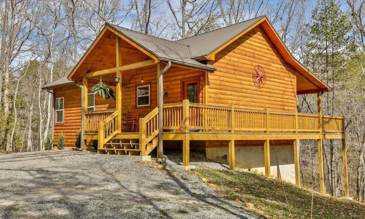 Natures Courtyard Cabin | Huckleberry Hideaway