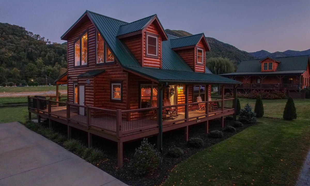 Maggie Valley Cabin | Huckleberry Lodge ~ by Willow Tree Cabins
