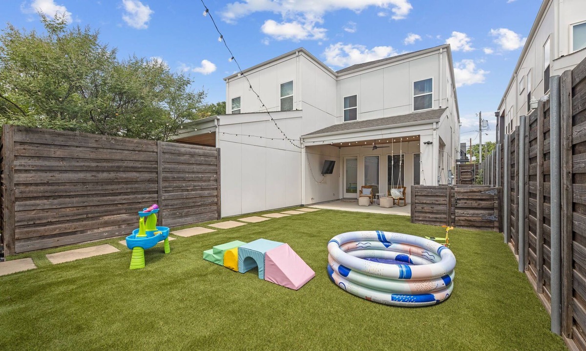 Old East Dallas House | Hudson House - 3BR + Private Yard Near Uptown