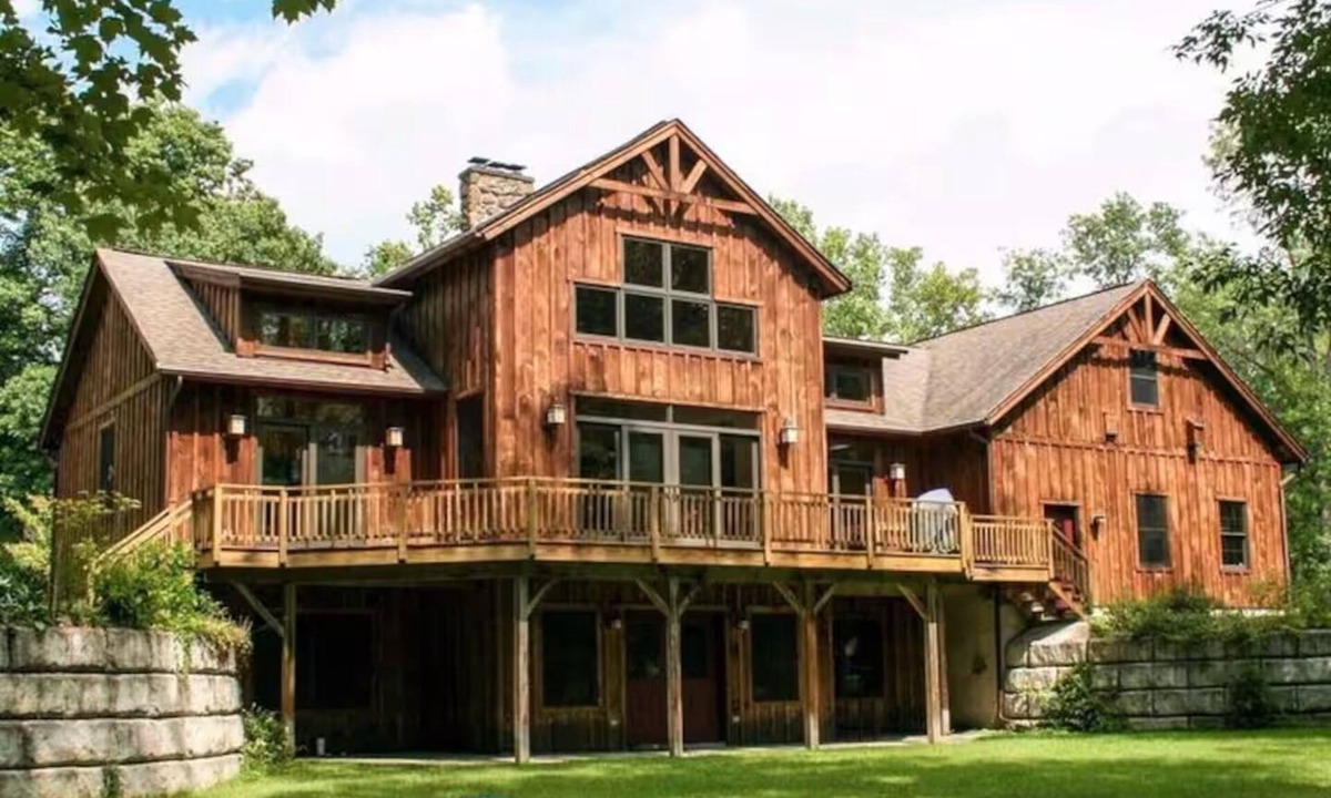 North Chatham House | Hudson Valley Lakefront Gem: 6 Bedrooms & Private Waterfront