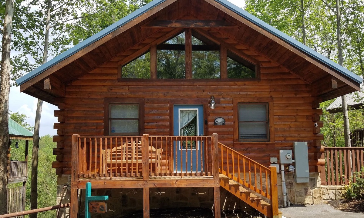 Gatlinburg Cabin | Huge 1MBR/2BA, sleeps 8, Pet Friendly, Pool, Mt view