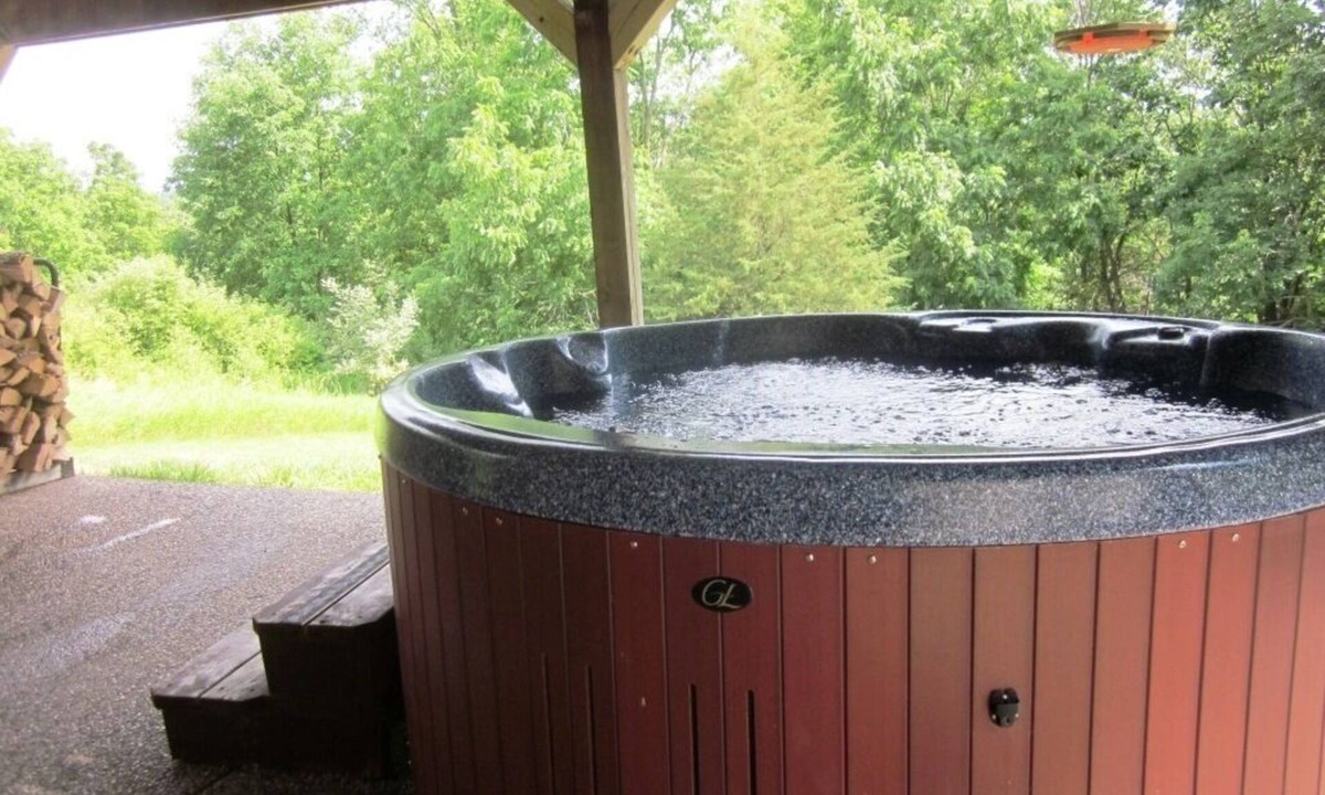The Galena Territory House | Huge 4BR*Outdoor Hot Tub*2 Fireplaces*Pool Table*Great Value*