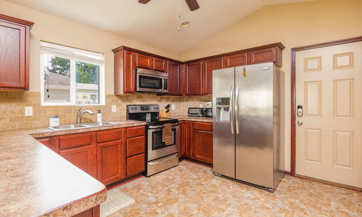 Des Moines House | Huge 5 Bedroom Home with Deck & Garage