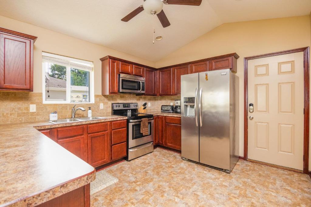 Des Moines House | Huge 5 Bedroom Home with Deck & Garage