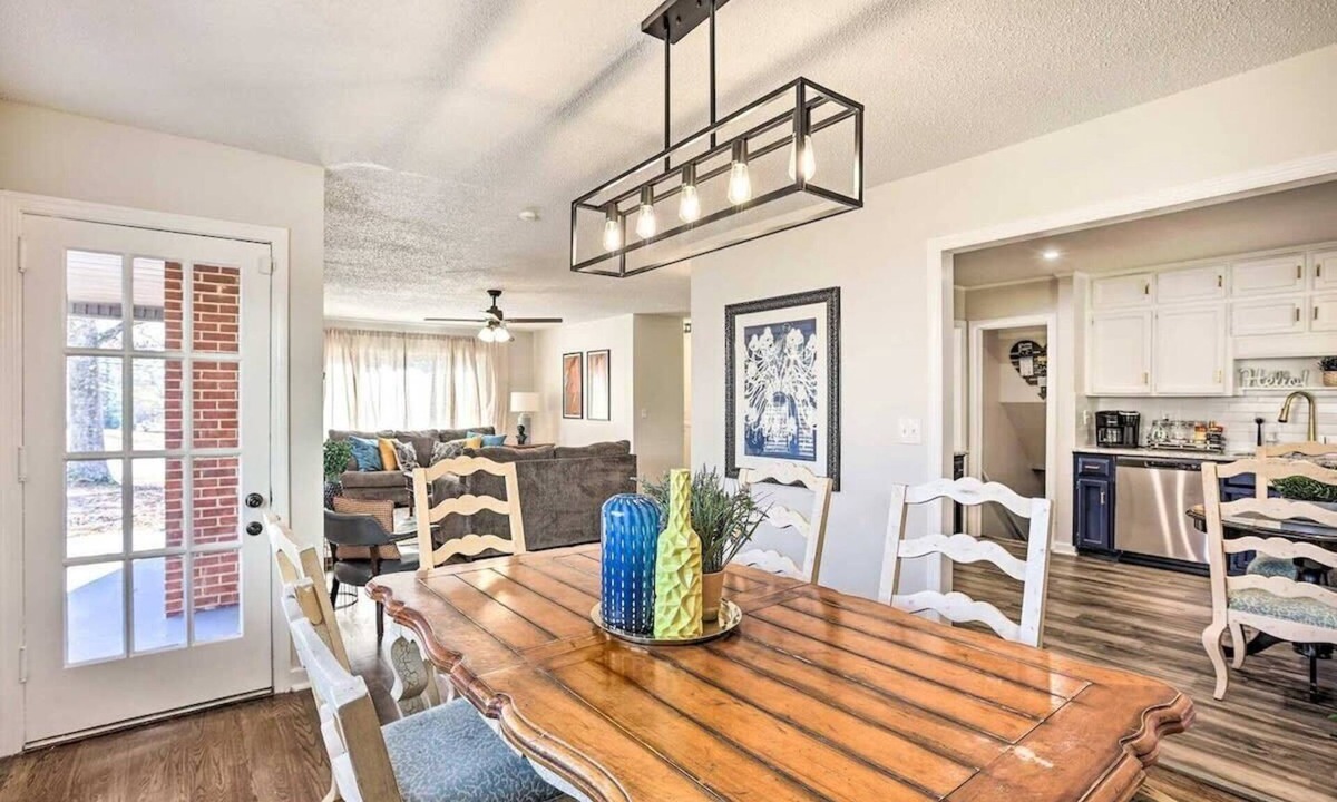 New Castle House | Huge 5BR Birmingham Home | Fully Updated | Sleeps 10+