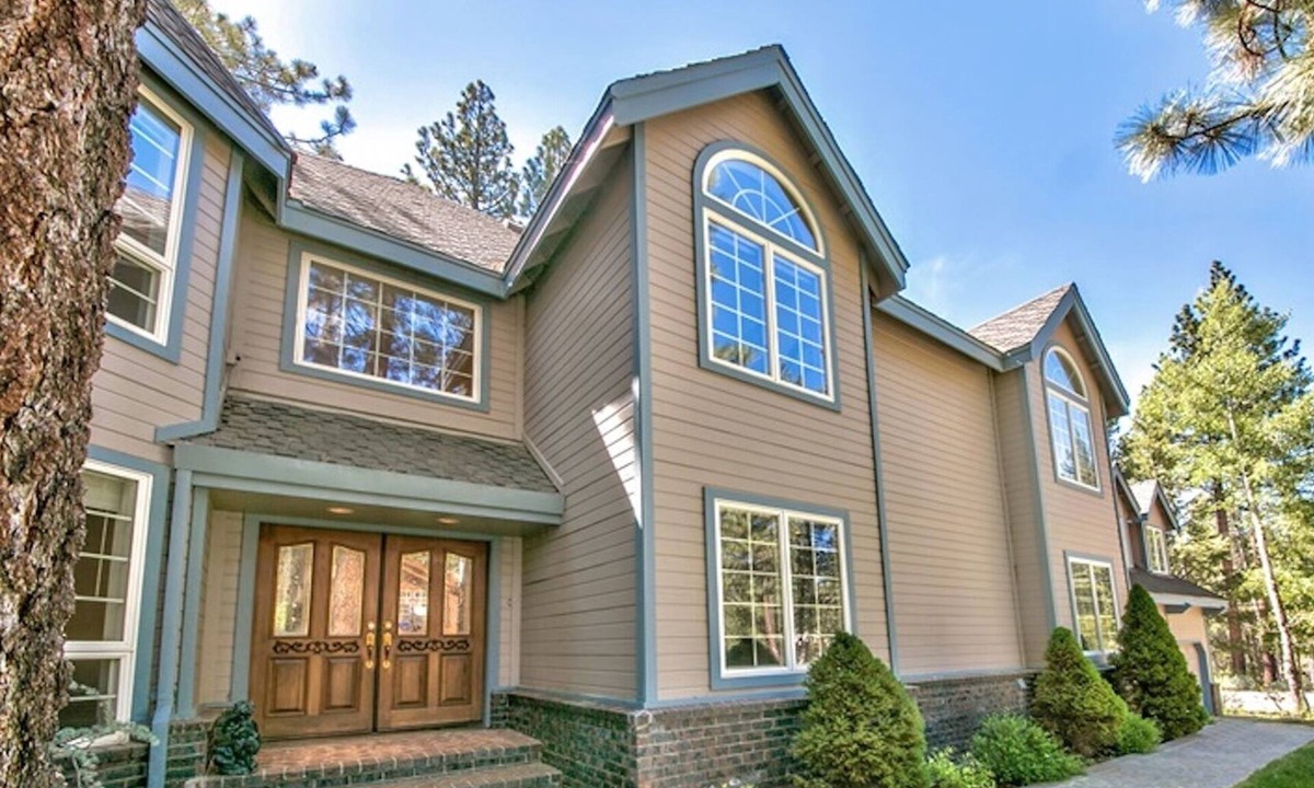 Montgomery Estates House | Huge 7BR/4.5BA - Hot Tub, Ping Pong/Pool Table, Arcade, Gas BBQ