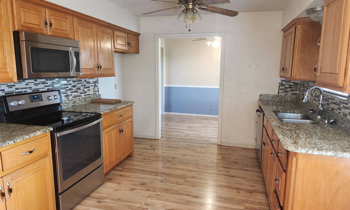 Weston House | Huge 8 bedroom 2 houses Private Pond PilotPoint Aubrey Ranch sleeps 40 to 50