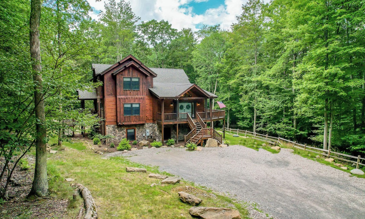 Oakland House | Huge, Beautiful + Quiet Home with Amazing Amenities