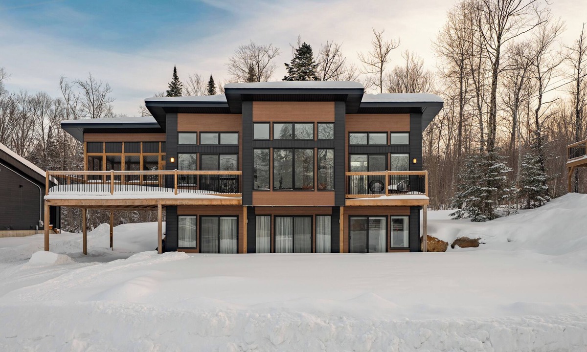 Saint-Gabriel-de-Brandon Cottage | Huge modern chalet with spa and lake access