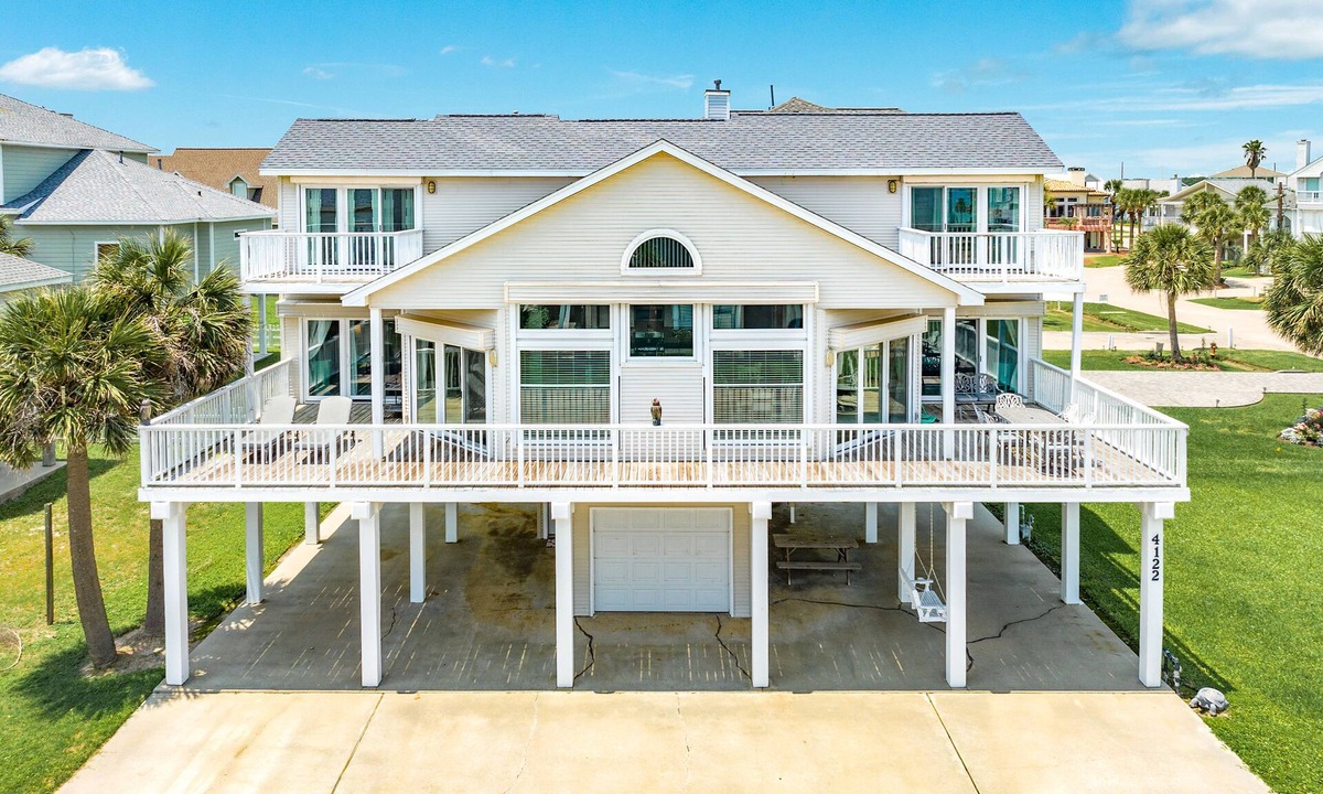 Pirates Beach West House | Huge Deck, 4th Row Gulf Views, Open Living Spaces - Great for Groups!
