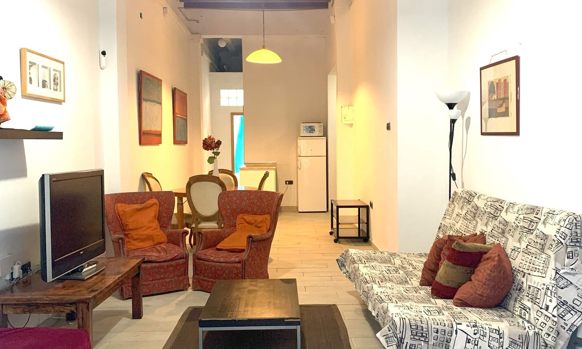 El Poble-sec Apartment | Huge Family Apt With Patio: Central Barcelona