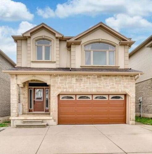 Highland West House | Huge Family home sleeps 14 with 5 parking spots