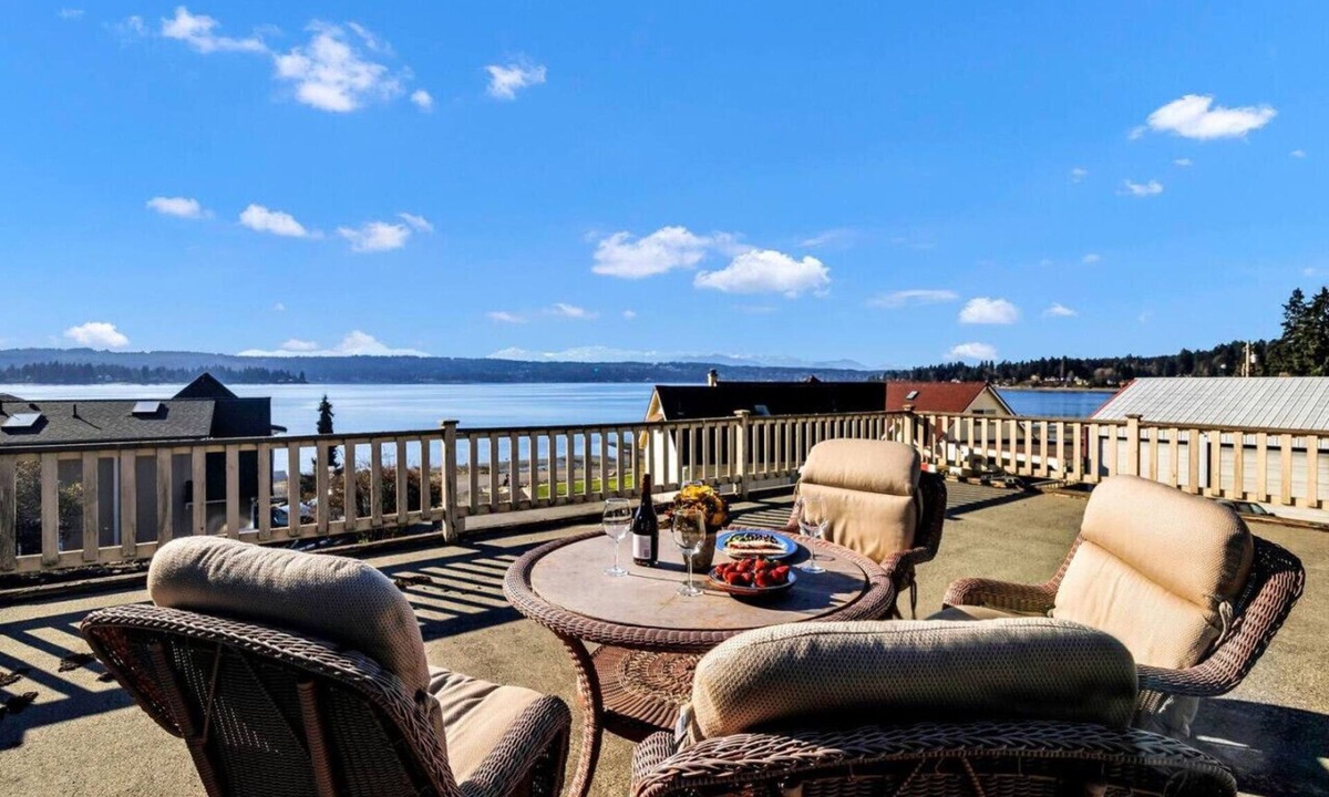 Tracyton House | Huge Getaway + Panoramic Water & Olympic Mtn Views