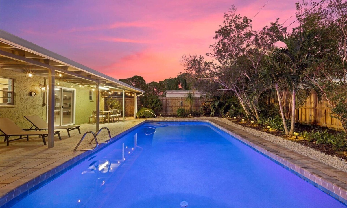 Sarasota House | HUGE HEATED SALT POOL! NEAR DOWNTOWN! TV IN EVERY BEDROOM!