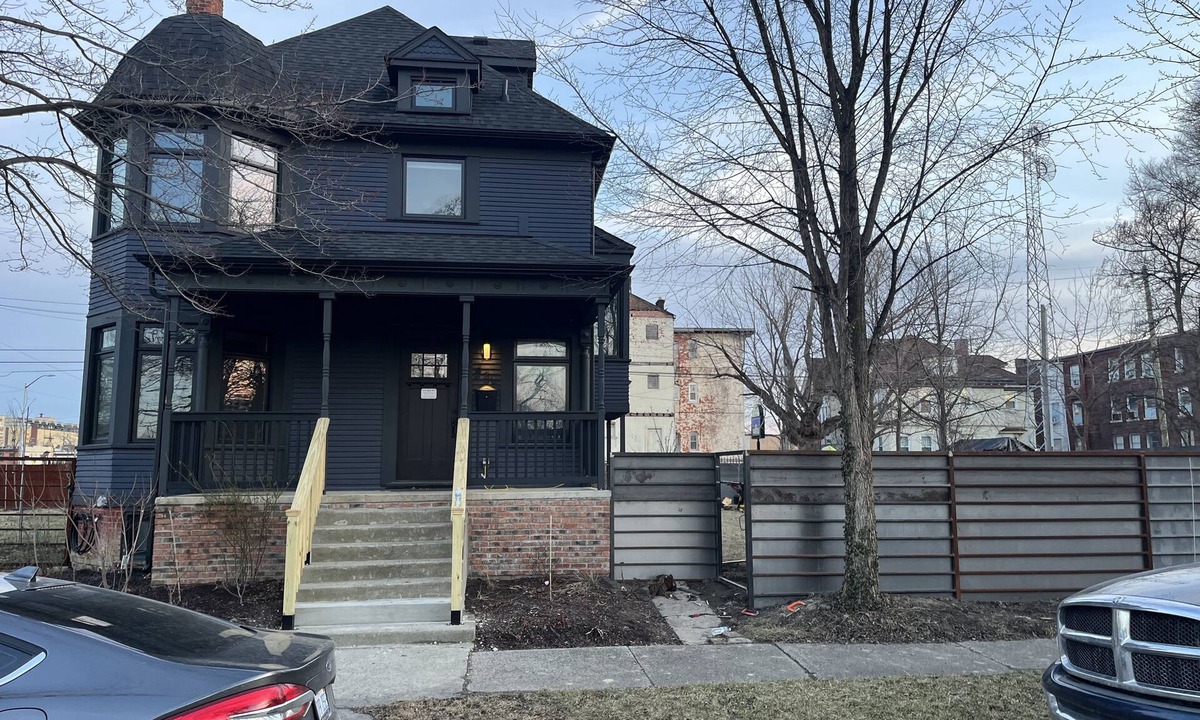 Detroit House | Huge Historic Home with Even Bigger Private Yard