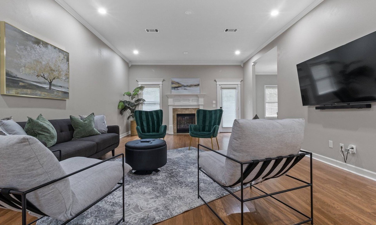 Maumelle House | HUGE home office space Little Rock Jacuzzi Bath