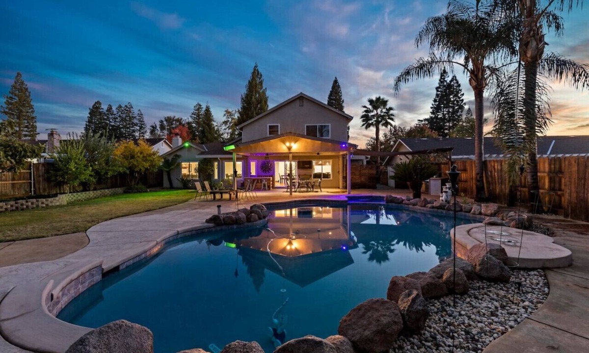Citrus Heights House | Huge House & Yard-Pool Hot Tub