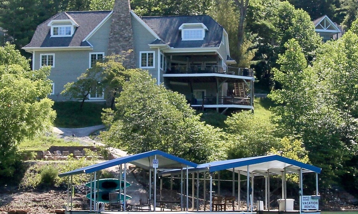 La Follette Cabin | Huge Lakeside Lodge has stunning views and an easy walk to its big dock!