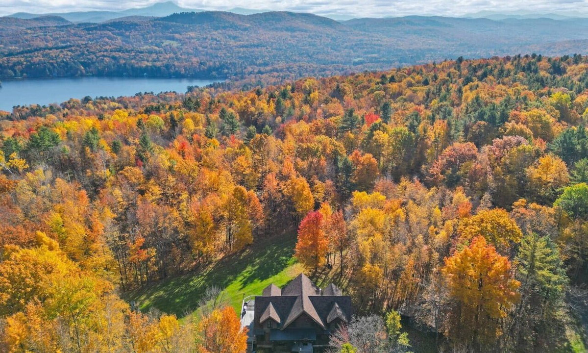 Hinesburg Cabin | Huge Log Cabin by Lake 16 PPL